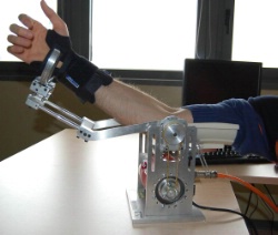 Project, realization and experimentation of an automatic system for the rehabilitation of the elbow.